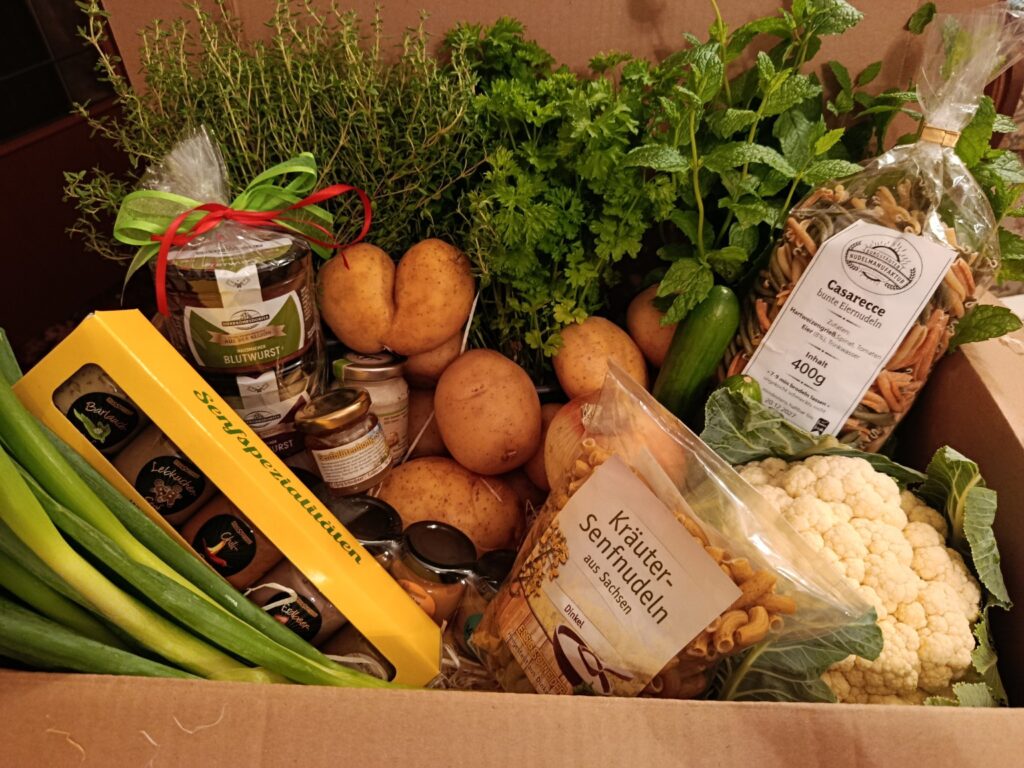 Regionentisch- Box mit regionalen Lebensmitteln, Kräutern, Nudeln, Kartoffeln, Wurstspäzialitäten und Senf aus Sachsen. 